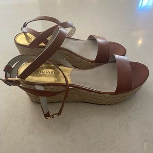 MICHAEL KORS platform sandal, in excellent condition. Size 10. $99